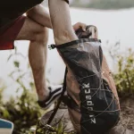 Rucsac impermeabil pliabil 12 L – maro, IP66, pentru drumeții, SUP și caiac – Zulupack® Quokka